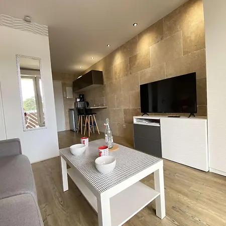 Апартаменты Moderne Avec Balcon Sud, Parking Prive, Pres Avenue De Gaulle - 2 Couchages A - Fr-1-245-107 *